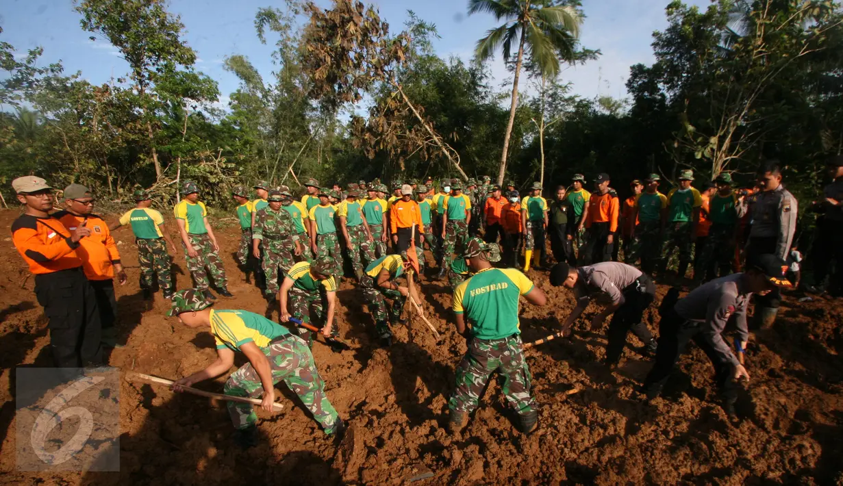 Tim SAR gabungan mengandalkan cangkul saat melakukan pencarian korban longsor di Dusun Caok, Desa Karangrejo, Purworejo, Selasa (21/6). Pencarian korban yang tertimbun juga melibatkan anjing pelacak dari kepolisian. (Liputan6.com/Boy Harjanto)
