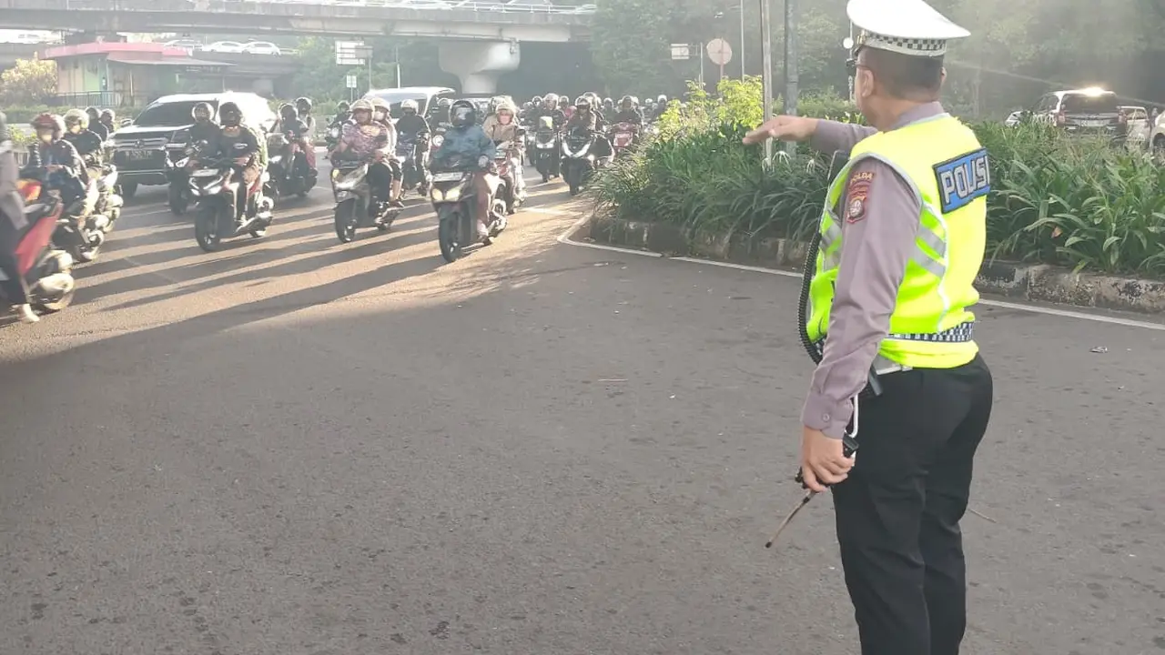 Lalu Lintas sekitar Cawang di Hari Pertama WFH ASN