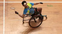 Atlet WC Bulutangkis dari Jawa Tengah, Supriadi mengembalikan kok saat melawan Wiwin dari Banten pada kategori Bulutangkis WH-2 di Istora Senayan, Jakarta (27/6/2018). Supriadi menang 21-11, 21-18. (Bola.com/Nick Hanoatubun)