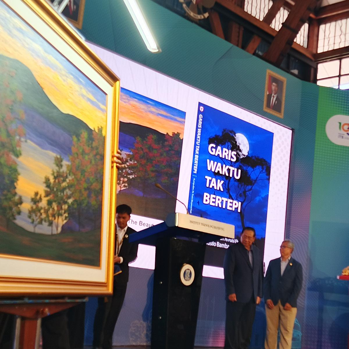 SBY Tuangkan Kenangan di Bandung Lewat Lukisan "Tangkuban Perahu" untuk ITB