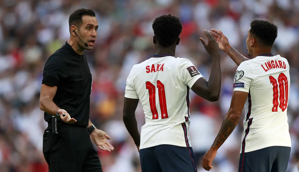 Inggris sempat membuat gol lagi pada menit ke-21 melalui Jesse Lingard, namun dianulir wasit karena sudah berdiri offside sebelum menerima umpan dari Patrick Bamford. (Foto: AP/Ian Walton)