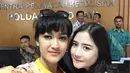 Kasus foto tanapa busana yang menimpa Prilly Latuconsina mengundang prihatin Julia Perez. Sebagai bentuk dukungan, Julia Perez ikut mendatangi Polda Metro Jaya pada Jumat, 31/7/2015. (Photo: Instagram)
