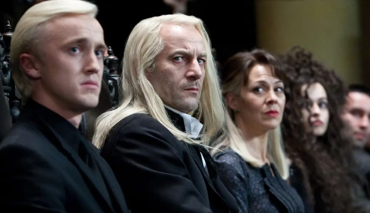 Salah satu adegan dalam film Harry Potter And The Deathly Hallows yang menampilkan Draco Malfoy dan kedua orang tuanya, yaitu Lucius Malfoy (Jason Isaacs) dan Narcissa Malfoy (Helen Elizabeth McCrory). Pada seri The Deathly Hallows, Draco mengikuti jejak kedua orang tuanya bergabung dengan Pelahap Maut atau Death Eaters. (Instagram/@wizardingworld)