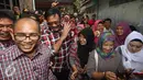 Cawagub DKI Jakarta Djarot Saiful Hidayat diantara warga setempat saat mengunjungi kawasan Pasar Rebo, Jakarta Timur, Rabu (2/11). Djarot mengimbau agar warga membuang sampah pada tempatnya untuk mencegar banjir. (Liputan6.com/Immanuel Antonius)