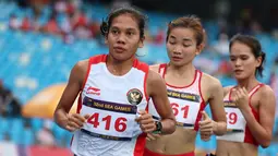 Reaksi pelari putri Indonesia, Odekta Elvina Naibaho (kiri) berkompetisi pada nomor lari 10.000 meter SEA Games 2023 di Stadion Morodok Techo National Stadium, Phnom Penh, Kamboja, Jumat (12/5/2023). Odekta meraih medali perunggu dengan catatan waktu 35 menit 31,03 detik sementara medali emas dan perak direbut dua atlet Vietnam, Thi Oanh Nguyen (35 menit 11,53 detik) dan Thi Hong Le Pham (35 menit 21,09 detik). (Bola.com/Abdul Aziz)