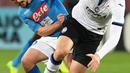 Pemain Napoli, Mario Rui (kiri) berebut bola dengan pemain Atalanta, Bryan Cristante pada laga perempat final Coppa Italia di San Paolo stadium, Naples, (2/1/2018). Napoli kalah dari Atalanta 1-2. (Ciro Fusco/ANSA via AP)