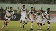 Para pemain PSMS melakukan selebrasi usai mengalahkan Persebaya pada laga perempat final Piala Presiden di Stadion Manahan, Solo, Sabtu, (3/2/2018). PSMS menang adu penalti atas Persebaya dengan skor 4-3. (Bola.com/M Iqbal Ichsan)