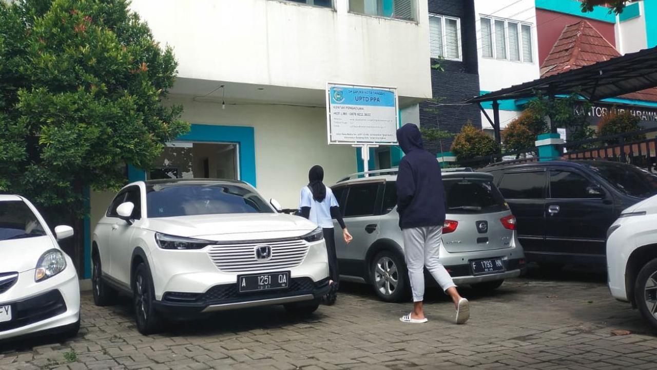 Korban didampingi orang tua ke kantor P2TP2A Tangerang Selatan meminta pendampingan psikologis tim P2TP2A dan Kementerian PPA.