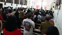 Umat Paroki Gereja Santo Yohanes Rasul Kutoarjo, bertahan memperhatikan khotbah pastur yang disampaikan dengan monolog Kemerdekaan karya Putu Wijaya. (foto: Liputan6.com/edhie prayitno ige)