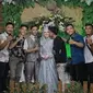 6 Foto Gaya Bebas Bareng Pengantin saat Nikahan Ini Bikin Geleng Kepala (sumber: 1cak)