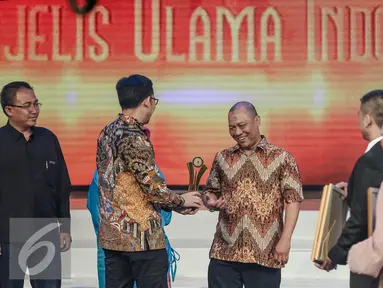 SCTV berhasil menyabet satu penghargaan kategori sinetron 'Para Pencari Tuhan 10' pada malam Anugerah Syiar Ramadhan di Jakarta, Sabtu (13/8). (Liputan6.com/Faizal Fanani)