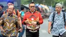 Mantan Menpora, Imam Nahrawi keluar menjalankan salat jumat saat proses penyidikan di Gedung KPK, Jakarta, Jumat (27/09/2019). Imam Nahrawi diperiksa sebagai tersangka karena menerima commitment fee atas pengurusan proposal hibah yang diajukan oleh KONI kepada Kemenpora. (merdeka.com/Dwi Narwoko)