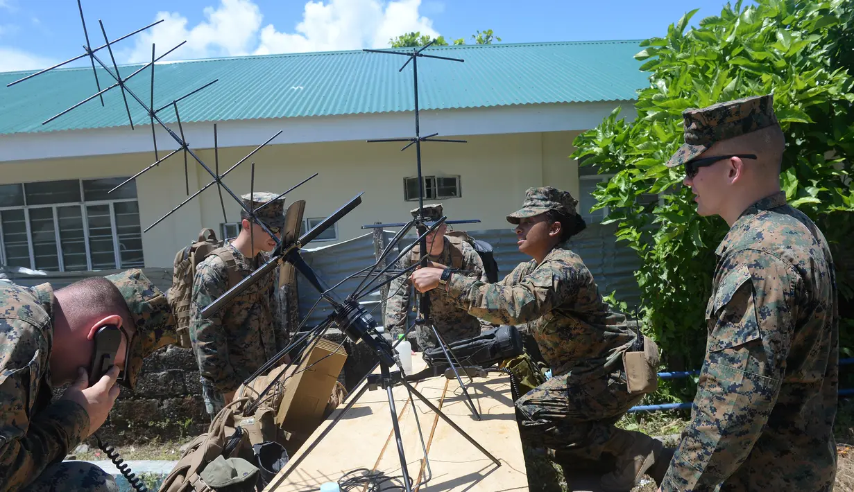 Marinir AS menyiapkan alat komunikasi selama simulasi latihan bencana saat latihan militer gabungan Filipina-AS di kota Casiguran, provinsi Aurora (15/5). Latihan militer tahunan ini dimulai dari tanggal 8 Mei. (AFP Photo/Ted Aljibe)