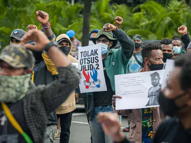 Massa yang tergabung dalam Ikatan Mahasiswa Papua menggelar unjuk rasa di depan Kementerian Dalam Negeri, Jakarta, Rabu (24/2/2021). Dalam aksinya mereka mengutuk tindakan elite politik Papua yang mengatasnamakan rakyat Papua untuk mendukung Otonomi Khusus (Otsus). (Liputan6.com/Faizal Fanani)