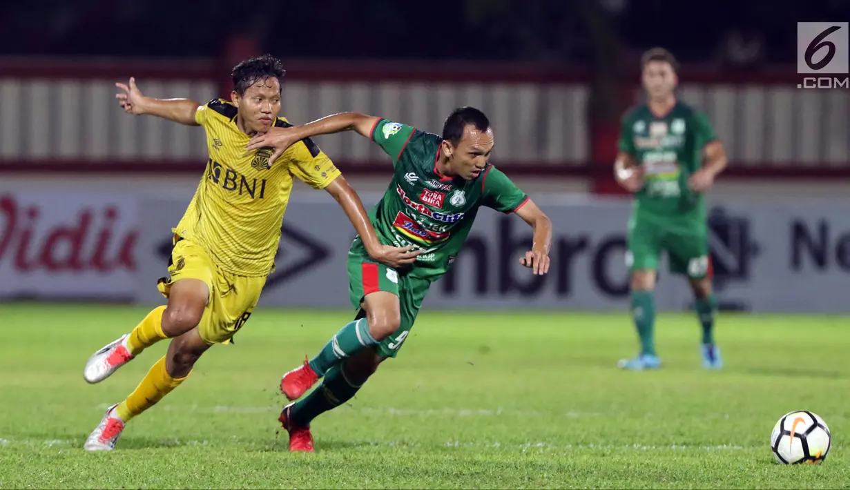 Pemain Bhayangkara FC, Adam Alis (kiri) berebut bola dengan Rachmad Hidayat (PSMS) pada lanjutan Go-Jek Liga 1 Indonesia bersama Bukalapak di Stadion PTIK, Jakarta, Jumat (3/8). Babak pertama Bhayangkara unggul 2-0. (Liputan6.com/Helmi Fithriansyah)