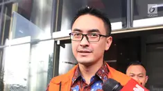 Gubernur Jambi nonaktif Zumi Zola menjawab pertanyaan wartawan usai menjalani pemeriksaan di Gedung KPK, Jakarta, Rabu (11/7). Zumi Zola menjalani pemeriksaan sebagai saksi untuk tersangka mantan Plt Kadis PUPR Jambi Arfan. (Liputan6.com/Herman Zakharia)
