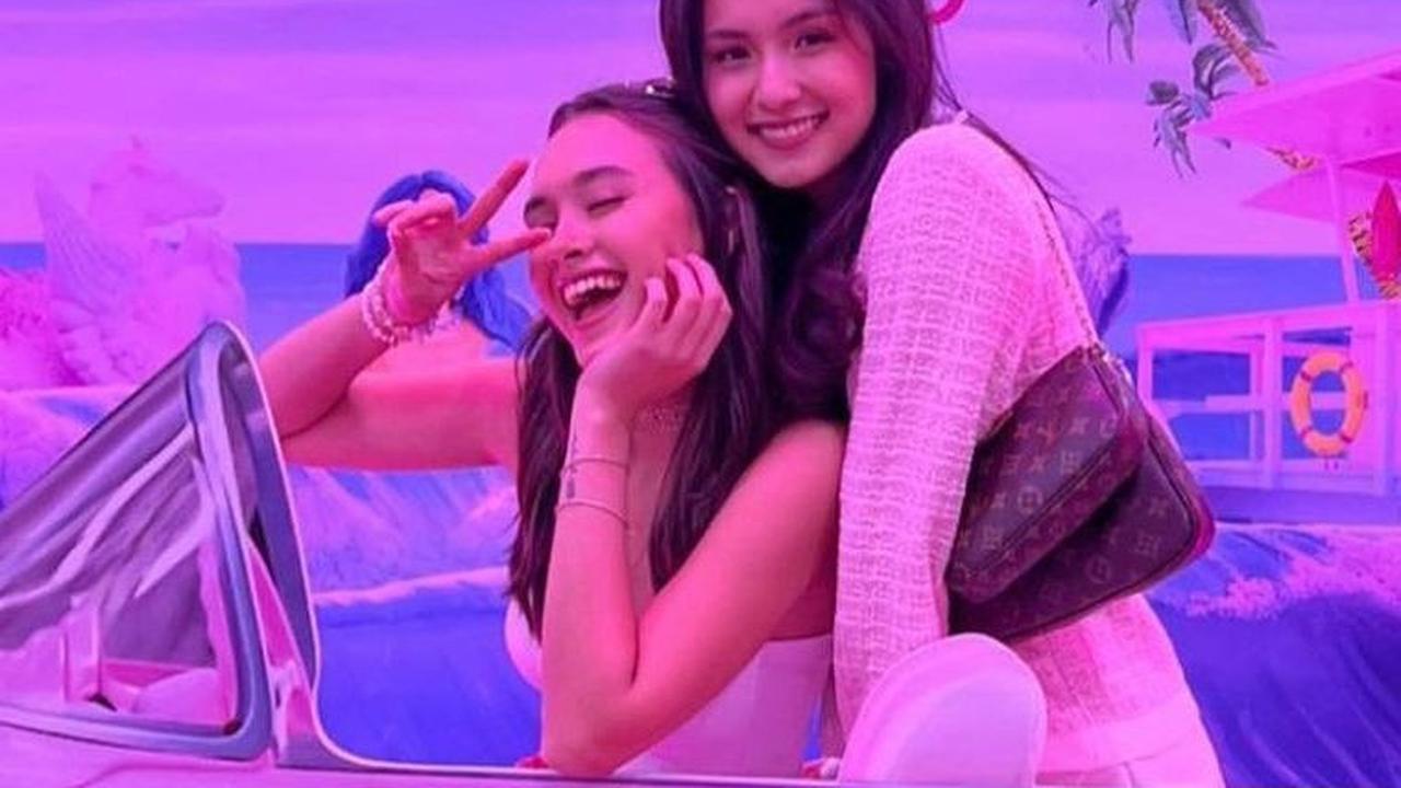 Selebritas muda Caitlin Halderman juga tak mau kalah. Bersama temannya Angie Marcheria, Caitlin berfoto di booth mobil milik Barbie.