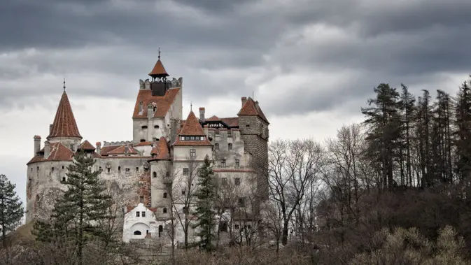Bagi Anda yang pernah membaca novel Count Dracula karya Bram Stoker, Bran Castle adalah hunian nyata yang dikisahkan sebagai kastil drakula.