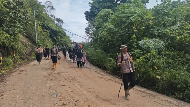 Aiptu Arwin Bantu Korban Banjir Bandang di Bener Meriah.