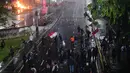 Massa aksi memenuhi ruas jalan Semanggi saat aksi unjuk rasa di Mapolda Metro Jaya, Jakarta, Jumat (29/8/2025). (merdeka.com/Arie Basuki)