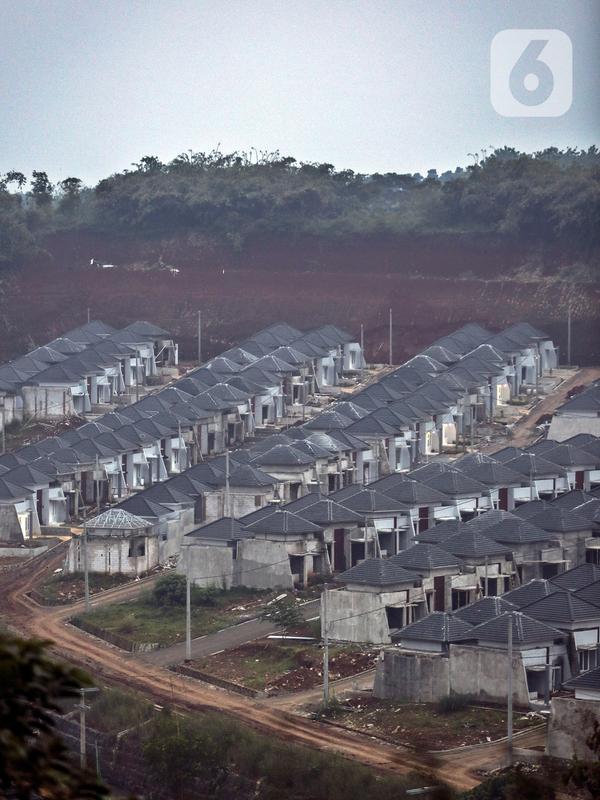 Pekerja menyelesaikan pembangunan rumah bersubsidi di Ciseeng, Bogor, Jawa Barat, Rabu (16/2/2021). Bank BTN menargetkan realisasi KPR mencapai lebih 200 ribu rumah pada 2021. (Liputan6.com/Johan Tallo)