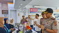 Jajaran Polres Majalengka memantau ketersediaan masker dan sembako ditengah siaga satu corona Jawa Barat. Foto (Liputan6.com / Panji Prayitno