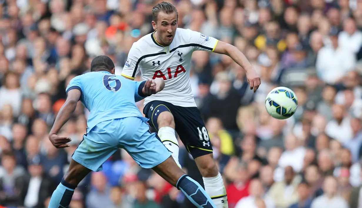Penyerang Tottenham Hotspur, Harry Kane berusaha melewati pemain Manchester City pada Laga Liga Premier Inggris di Stadion White Hart Lane, Inggris, Minggu (3/5/2015). Manchester City menang 1-0 atas Tottenham Hotspur. (Reuters/Paul Childs)