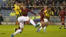 Penyerang Vitesse, Adrian Grbic melepaskan tembakan ke gawang saat bertanding melawan AS Roma pada pertandingan leg pertama babak 16 Liga Konferensi Eropa di stadion Gelredome di Arnhem, Belanda, Jumat (11/3/2022). Roma menang tipis atas Vitesse 1-0. (AP Photo/Peter Dejong)