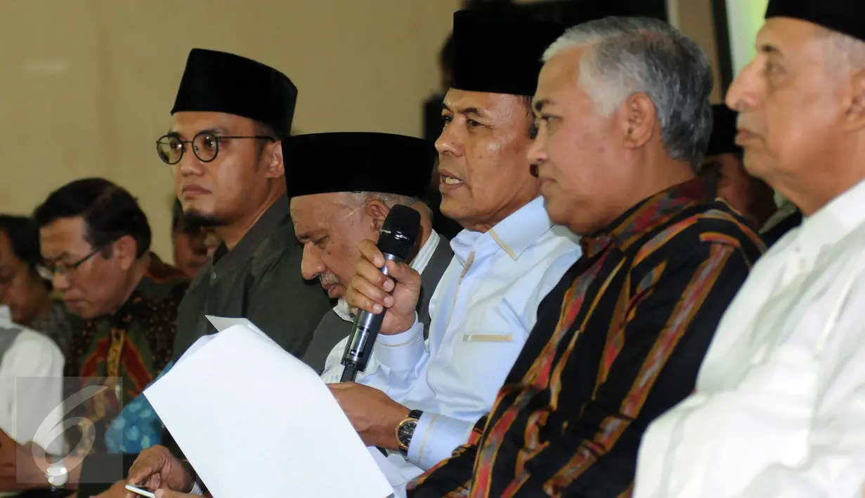 Perwakilan SOLI membacakan pernyataan sikap terkait ditetapkannya Basuki Tjahaja Purnama (Ahok) sebagai tersangka kasus penistaan agama, Jakarta, Rabu (16/11). SOLI mengajak umat Islam mengawal proses hukum tersebut. (Liputan6.com/Helmi Fithriansyah)