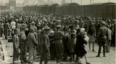 Seleksi Yahudi Hungaria di Kamp Auschwitz-II (Birkenau), Polandia, sekitar Mei/Juni 1944