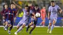 Pemain Barcelona, Marc Guiu (tengah kanan) dan pemain Club America, Ramon Juarez saling berebut bola pada laga persahabatan di Cotton Bowl, Dallas, Amerika Serikat, Jumat (22/12/2023) dini hari WIB. (AP Photo/Julio Cortez)