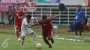 Penyerang Timnas Indonesia, Saddil Ramdani (ketiga kiri) berebut bola dengan pemain Myanmar saat laga persahabatan di Stadion Pakansari, Kab Bogor, Selasa (21/3). Timnas Indonesia U-22 kalah 1-3 dari Myanmar. (Liputan6.com/Helmi Fithriansyah)