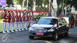 Mobil yang ditumpangi Presiden Afganistan Mohammad Ashraf Ghani saat tiba di Istana Merdeka, Jakarta, Rabu (5/4). Kunjungan tersebut menjadi istimewa karena pertama kali dilakukan oleh Presiden Afghanistan ke Indonesia. (Liputan6.com/Angga Yuniar)