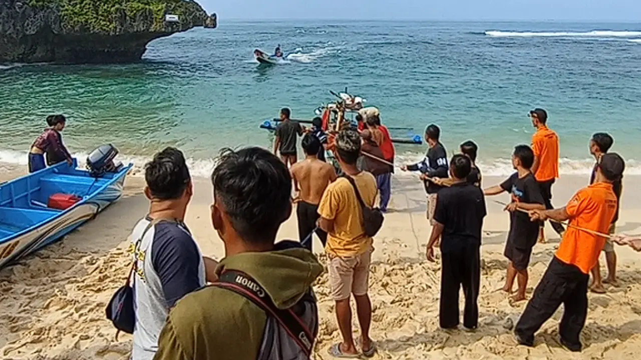 Tim SAR dibantu warga saat mengevakuasi perahu yang nyaris tenggelam