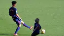 Gelandang baru Barcelona, Philippe Coutinho bermain bola dengan anak-anak saat perkenalan dirinya di Nou Camp, Barcelona (8/1). Coutinho diboyong Barcelona dengan harga sebesar 400 juta euro (sekitar Rp 6,45 triliun). (AFP Photo/Lluis Gene)