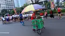 Pedagang kaki lima (PKL) tumpah ruah saat Car Free Day di kawasan Senayan, Jakarta, Minggu (8/10). Mereka kebanyakan berjualan makanan, minuman, serta barang kebutuhan rumah tangga. (Liputan6.com/Fery Pradolo)
