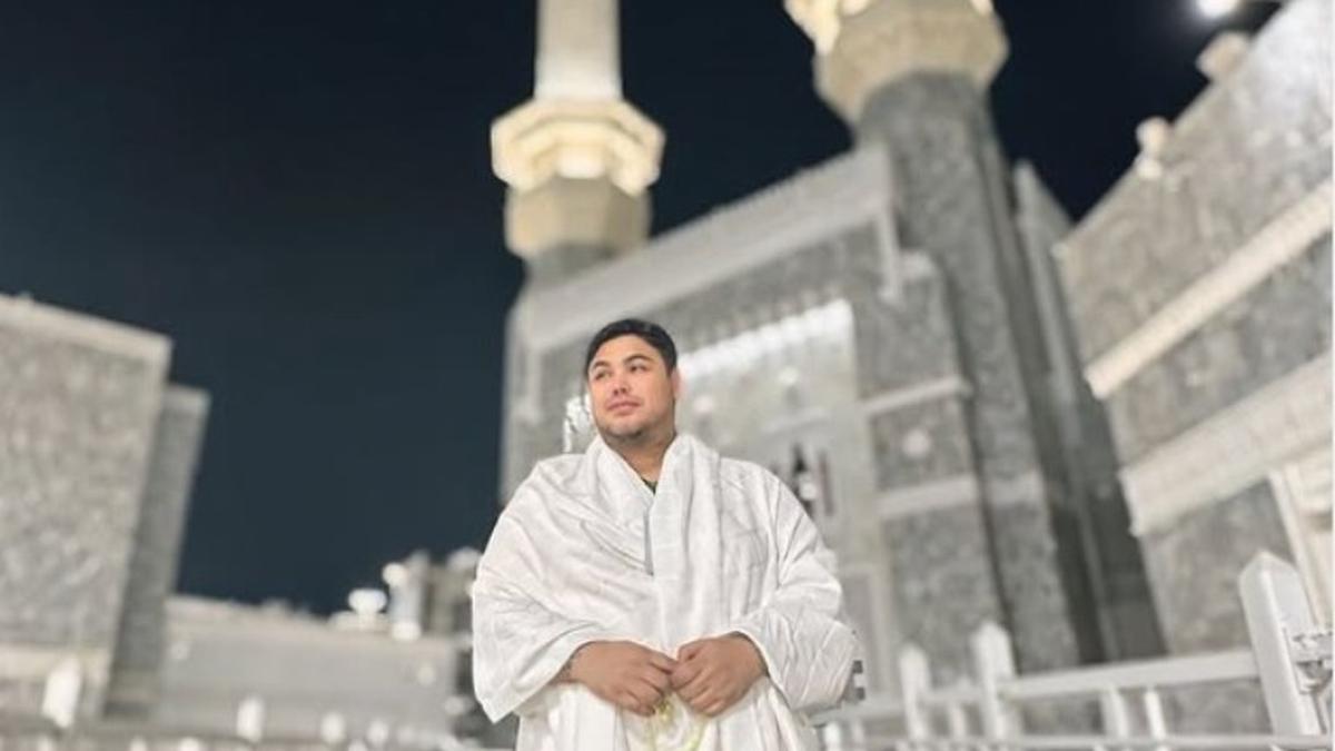 Jalani Puncak Ibadah Haji Jelang Idul Adha, Ivan Gunawan Curhat Minta Maaf ke Ibunya Lewat WA