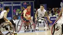 Pebasket Indonesia, Donald Santoso, berusaha melewati pebasket Thailand pada Asian Para Games di Hall Basket, Jakarta, Rabu (10/10/2018). Indonesia kalah 10-62 dari Thailand. (Bola.com/M Iqbal Ichsan)