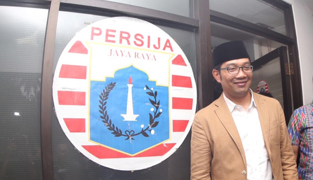 Walikota Bandung, Ridwan Kamil, saat berada di kantor Persija di komplek SUGBK, Jakarta, Jumat (16/10/2015). (Bola.com/Nicklas Hanoatubun)