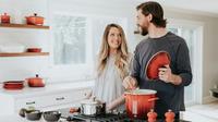 Ilustrasi suami istri, memasak. (Photo by Becca Tapert on Unsplash)