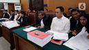 Bharada E (tengah kiri) dan Ricky Rizal (tengah kanan) saat menghadiri sidang lanjutan kasus pembunuhan berencana terhadap Nofriansyah Yosua Hutabarat atau Brigadir J di Pengadilan Negeri Jakarta Selatan, Senin (21/11/2022). Dalam sidang tersebut Jaksa Penuntut Umum (JPU) Kejaksaan Negeri Jakarta Selatan menghadirkan 11 orang saksi, sembilan di antaranya merupakan anggota Polri dan dua sisanya karyawan swasta. (Liputan6.com/Johan Tallo)