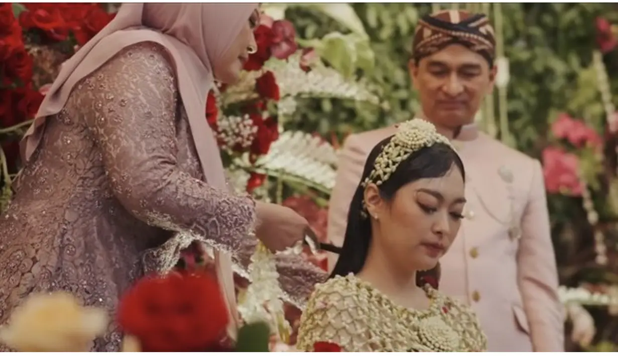 Namun pada ritual siraman, Rizka tetap mengusung tradisi Indonesia dengan melati dan kain tradisional. [Foto: youtube.com/sanghoya/]