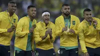 Para pemain Brasil merayakan keberhasilan meraih emas usai menaklukkan Jerman pada final Olimpiade 2016 di Stadion Maracana, Rio de Janeiro, Brasil, Minggu (21/8/2016). Brasil menang adu penalti dari Jerman. (Reuters/Bruno Kelly)