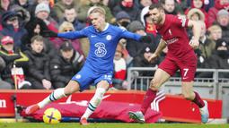 Pemain Chelsea, Mykhailo Mudryk (kiri) mengontrol bola dibayangi pemain Liverpool, James Milner saat laga di pekan ke-21 Premier League 2022/2023 antara Liverpool melawan Chelsea yang berlangsung di Anfield, Sabtu (21/1/2023). Mudryk mampu mencatatkan satu peluang emas ke gawang Liverpool. (AP Photo/Jon Super)