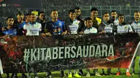 Kedua tim, Arema dan Persib, foto bersama dengan tagar Kita Bersaudara di Stadion Kanjuruhan, Kabupaten Malang (30/7/2019). (Bola.com/Iwan Setiawan)