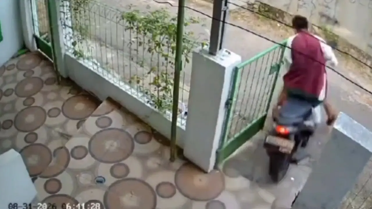 Terekam CCTV! Pura-pura Joging, Bramacorah Ini Malah Bawa Kabur Motor di Depan Kos