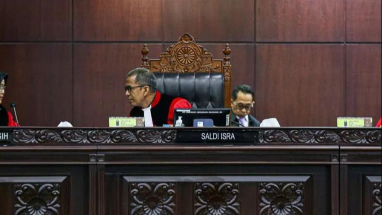 Hasyim kembali menimpali dan menjelaskan tugas kuasa hukumnya.<br>