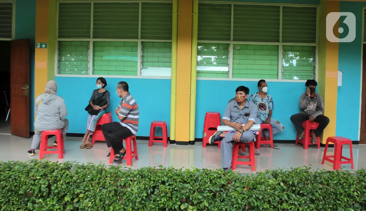 Orangtua murid menunggu untuk pendaftaran daring PPDB tahun ajaran 2021/2022 di Posko Pelayanan PPDB Jakarta Selatan, SMA Negeri 70 Bulungan, Jakarta, Senin (21/6/2021). Pendaftaran PPDB jalur zonasi untuk SMP dan SMA di DKI akan dibuka pada 28 Juni 2021. (Liputan6.com/Herman Zakharia)