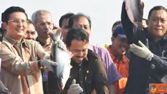 Citizen6, Banjar: Menteri Kelautan dan Perikanan Fadel Muhammad melakukan Safari Minapolitan Ramadan 1432 H, di desa Cindai Alus, Kecamatan Martapura, Kabupaten Banjar, Kalimantan Selatan, Kamis (18/8). (Pengirim: Efrimal Bahri) 