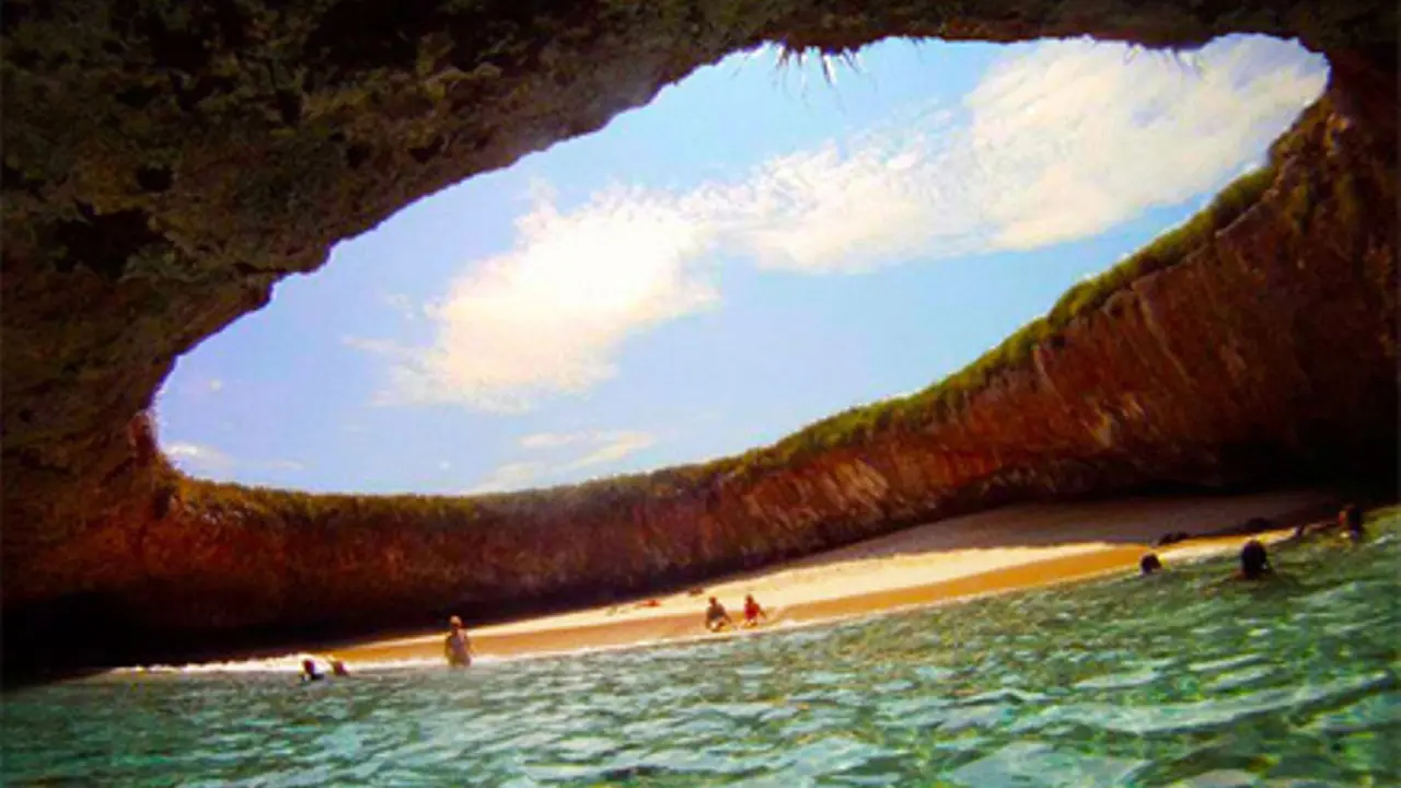 Tak Hanya Cantik, 6 Pantai dari Seluruh Dunia Ini Juga Unik